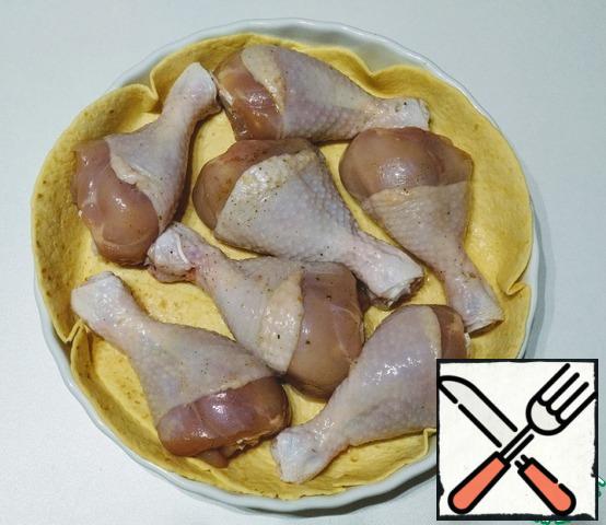 If desired, coat the chicken drumsticks with salt (I have salt with spices), spread out in the form.