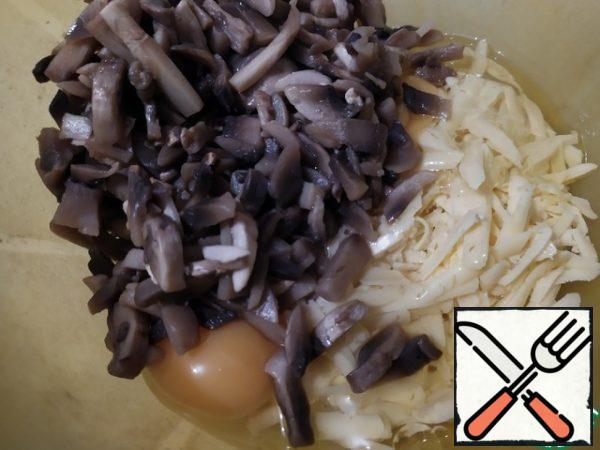 Mix the cooled mushrooms with cheese, eggs and salt.