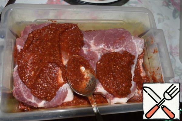 Take a container for marinating. Spread 1-2 tablespoons of marinade on the bottom, level, spread a layer of meat, a layer of marinade, a layer of meat, a layer of marinade. Put it in the refrigerator at night. The longer the meat is marinated, the tastier it is. 5 days in the refrigerator is no problem.