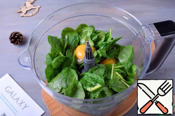 In the bowl of a food processor, place washed and drained spinach leaves. Divide the eggs into whites and yolks. Put the whites aside for now, and add the yolks to the spinach.