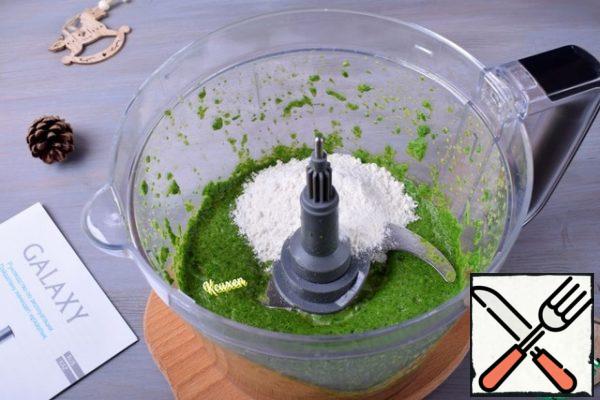 Puree the spinach with the yolks at a speed of "1". Turn off the processor and add flour, soda and salt. Turn on the combine briefly so that the dry ingredients are combined with spinach puree.
Remove the knife from the bowl and shift the resulting mass into a convenient bowl.