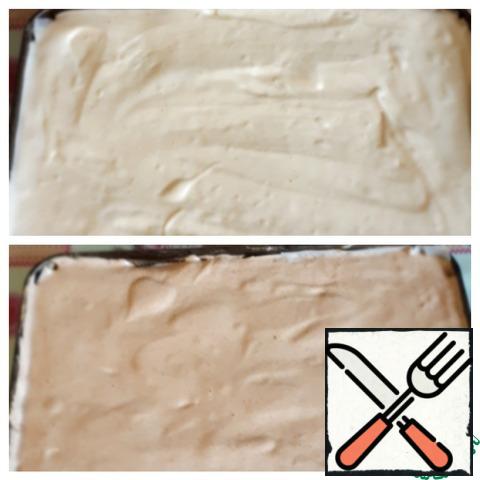 Spread the sponge dough evenly on a baking sheet covered with paper. Similarly, prepare the dough for a dark cake, replace part of the flour with cocoa powder, 80 g of flour +10 g of cocoa. The size of my baking sheet is 30×20 cm.