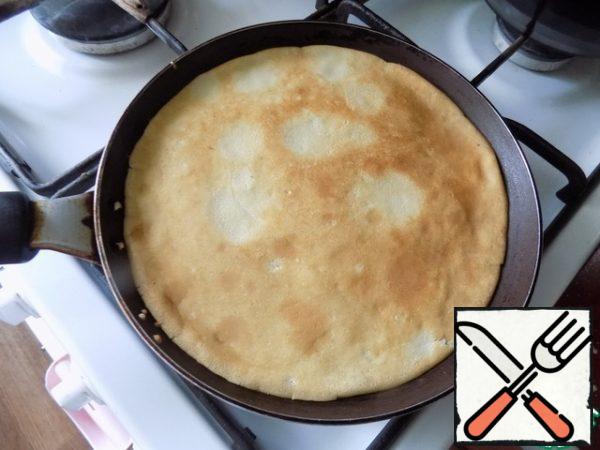 ... easily turn it over and fry until ready. This is very fast. And what is the aroma from baking these pancakes!!! Just immediately want to eat!