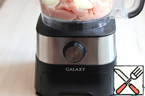 In the bowl of a food processor, add 400 gr. Turkey breast fillet, add onion (1 PC.). Chop the added ingredients into minced meat. Remove the minced meat from the bowl of a food processor.