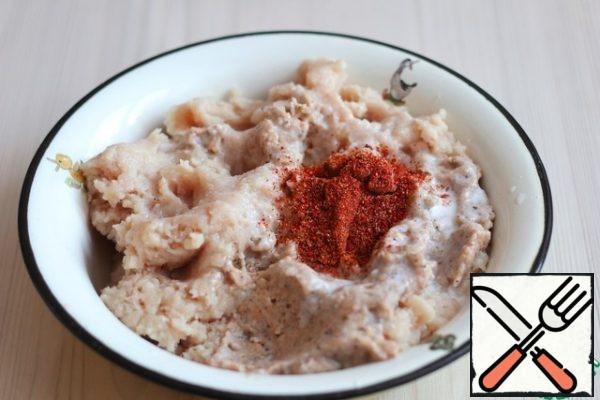 Combine the minced meat and bread mass in a bowl, add a mixture of spices to taste, add salt and ground black pepper.