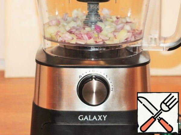 Cut the onion into cubes and fry in preheated vegetable oil until transparent. The onion was chopped using a food processor.
