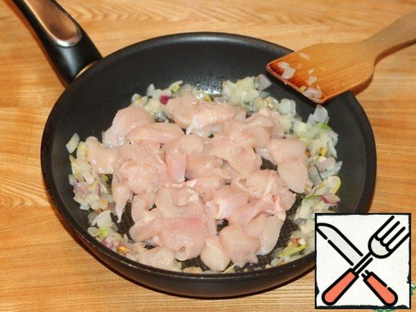 Chicken fillet cut into cubes, mix with seasoning, pressed garlic and add to the onion, fry until white.