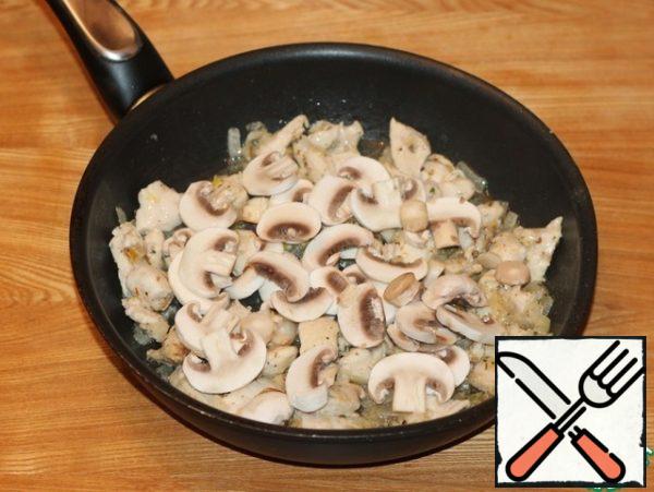 Cut the mushrooms into small plates and add to the pan, continuing to fry.
