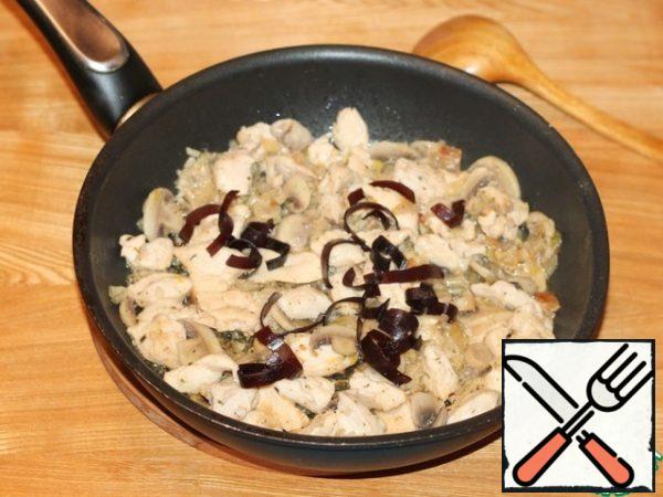 Put the dried plum fruit in the pan. Add the cream, taste for salt, pepper, stir and simmer under the lid until tender.