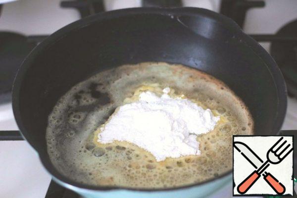 Add 2 tablespoons of butter to the pan, add the flour (1 tablespoon), lightly fry the flour.