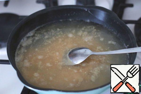 Next, add the chicken broth (400 ml.). Boil the sauce. If, in your opinion, the sauce is too thick, you can add some more broth. Next, add a mixture of dried herbs (optional).