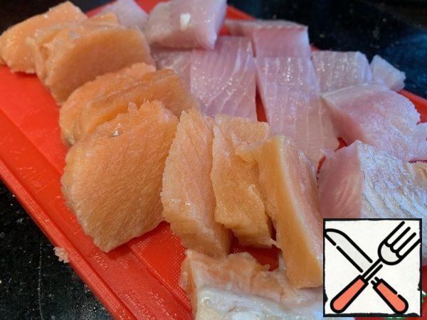 Cut the fish fillet into small pieces, if you come across bones, carefully pull them out with tweezers.
