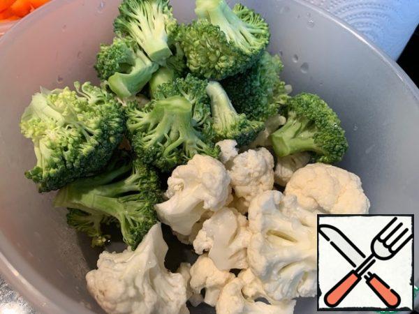 Sort cauliflower and broccoli into inflorescences.
