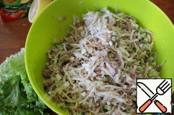 In a deep salad bowl, put all the products, mix gently, add salt and pepper to taste. Sprinkle with lemon juice (just a little). Fill with mayonnaise is not much, the salad should not float in it.