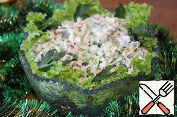 At the bottom of the dishes in which we will serve, spread lettuce leaves in a circle. Then a seasoned salad.