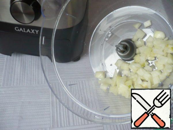 Chop the onion into cubes using a food processor.