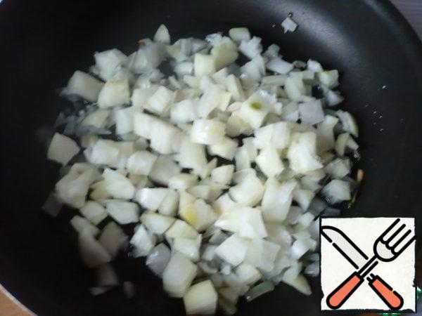 Put the pan on the fire. Pour the vegetable oil and pour the chopped onion.