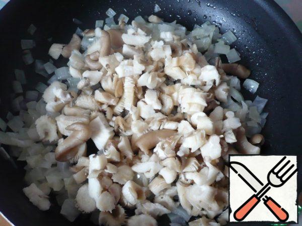 Immediately cut into small cubes mushrooms (I have oyster mushrooms). When the onion is slightly browned add the mushrooms. Fry until Golden brown and turn off the heat.