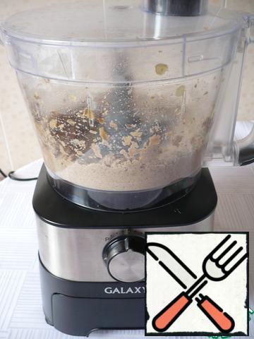 The whole mass is well crushed with a food processor.
