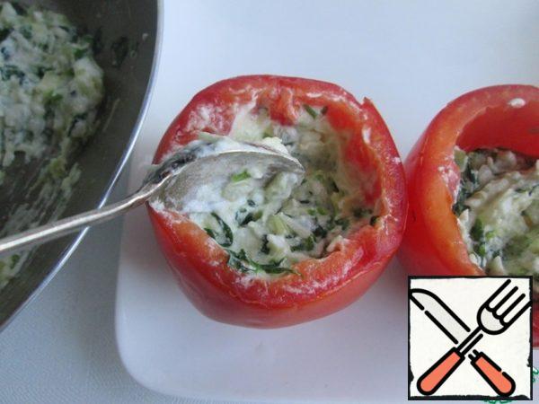 Then fill the tomatoes with a spinach mixture 2/3 of the height.
