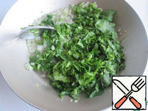 Heat the olive oil together with the butter in a skillet or frying pan.
Fry the onion, stirring, for 3 minutes. It should become soft and transparent.
Add the spinach and cook for another 2 minutes under the lid over high heat. Add salt and pepper to taste, stir and remove from heat. Allow to cool slightly.