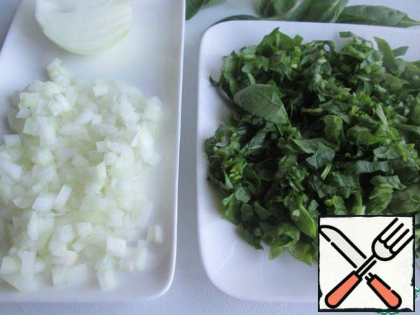 Peel and chop the onion. Finely chop the spinach.