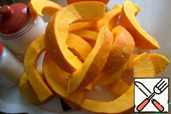 Dessert can be made only from pumpkin. But I decided to add a sunny persimmon. A kind of pumpkin "nutty", with a soft peel, which can also be used.
