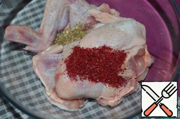 The time is indicated without pickling.
Wash, dry, and trim the chicken wings.
Put it in a bowl. Add oregano, sumac and salt.
