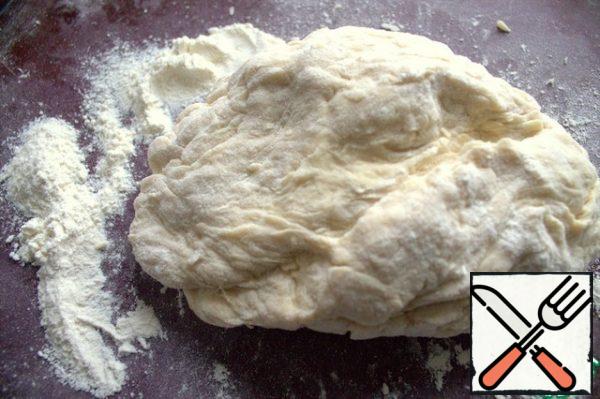 Start kneading the tight dough for a long time, up to 10 minutes.
