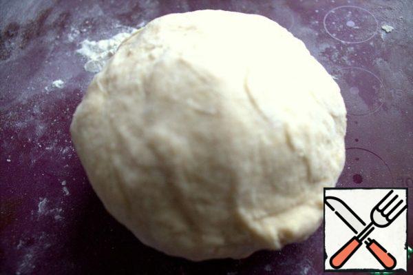 Cover the dough ball with a bowl and leave on the table for 15 minutes.