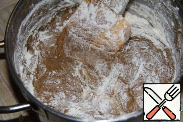 When the dough is well warmed up, remove from the bath, add the remaining flour and knead a homogeneous dough.
