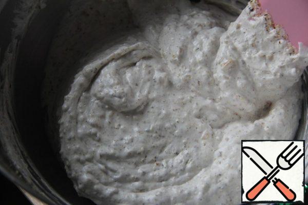 Mix the nuts with the flour and mix in three steps in the proteins, gently, folding movements from the bottom up.
