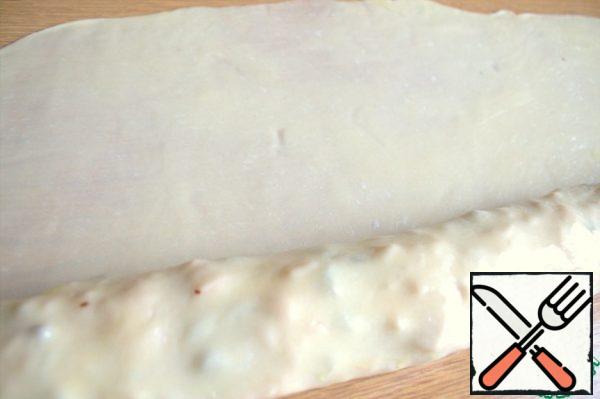 The remaining empty part of the dough is simply rolled into a roll.
