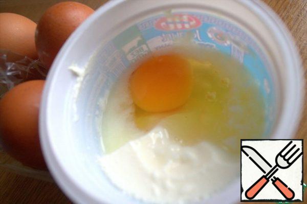 To fill the top, beat the egg with sour cream. I took a couple of spoonfuls of Greek yogurt.