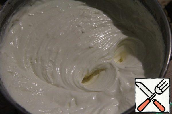 Lightly beat home-made sour cream and add milk caramel. Continue whisking until well mixed and fluffy. Do not overdo it, otherwise you will get a bundle of mass on the oil and serum!
You can prepare and store sour cream 25-30% using a thickener for sour cream (I prepared it, because after work, the market did not work, buy home did not work) or sour cream pre-weighed in gauze (at least 4 layers) or dense fabric.