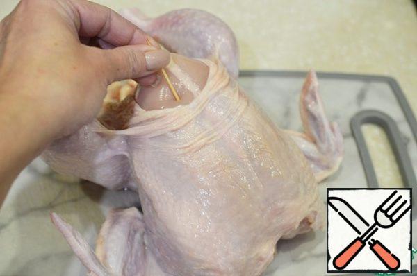 Wash the chicken and dry it. Separate the skin from the breast and pierce the meat several times with a toothpick.