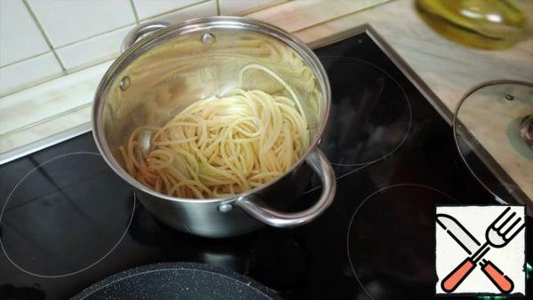 Put the water and boil the pasta for about 8-10 minutes.