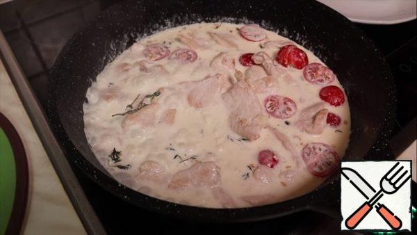 Next, cherry tomatoes cut in half and also add to the chicken, salt, pepper, pour all the cream and simmer for 2 minutes.