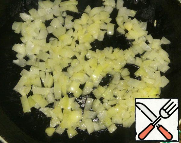 Onion cut into small pieces.
Heat the oil in a frying pan and fry the onion for a few minutes.