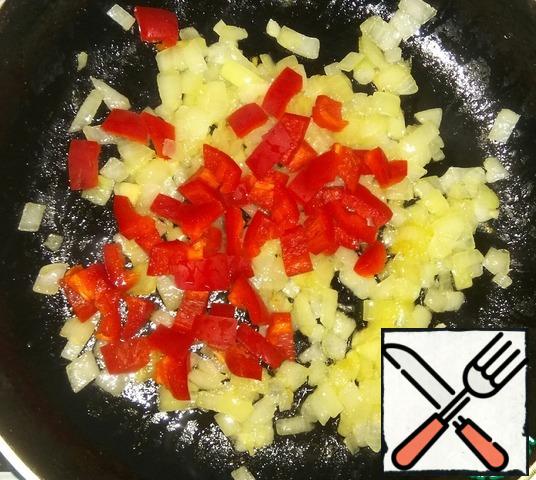 Add diced sweet pepper.
Fry for 2 minutes.