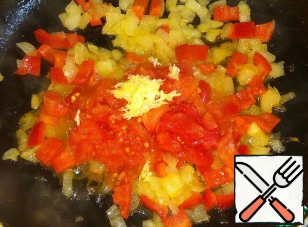 Remove the skin from the tomato and cut into cubes. Add the tomato and crushed garlic to the onion. Stir.