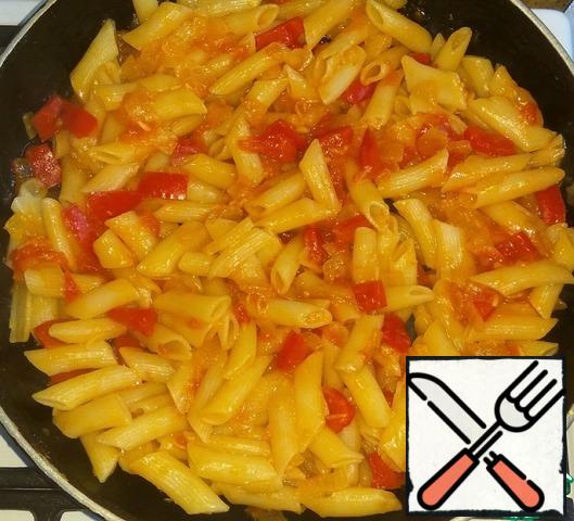 Boil the pasta until tender in salted water.
Remove the Bay leaf from the sauce and mix the pasta with the sauce.
