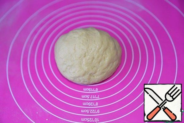 It turns out elastic dough. Put it in a bag and send it to the refrigerator for 30 minutes.