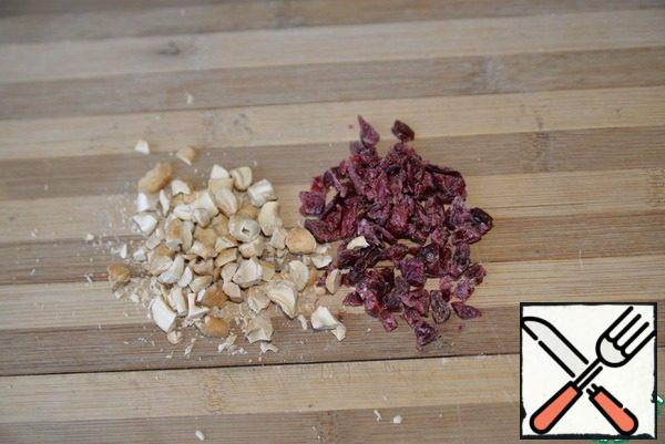 Slice the dried cranberries. Chop the nuts. In the original recipe with pistachios, I have cashew nuts. Nuts can be crushed simply with a rolling pin.
