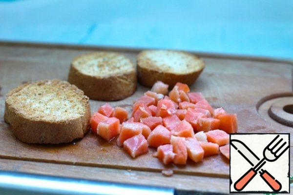 Cut the skinless salmon into cubes. Lightly dry the bread in a grill or toaster. The inside should not be over-dried, but the crust should be stable so that the cream does not get wet.
