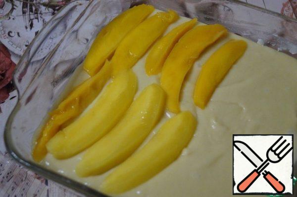 Pour the dough into the form and put the sliced mango on top. Mango can be taken fresh or as I have canned.