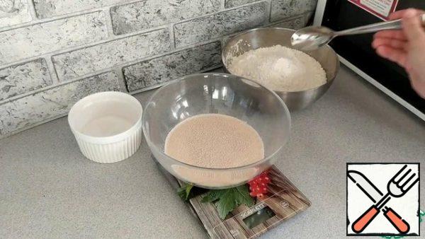 Prepare the brew. To do this in the bowl, combine warm milk, 3 tsp sugar, yeast and 100g of flour. Stir, cover with a towel and leave in a warm place for 20-30 minutes.