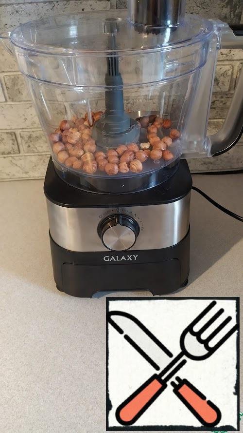 Fry the hazelnuts, let them cool and coarsely chop. A food processor helped me prepare the nuts.