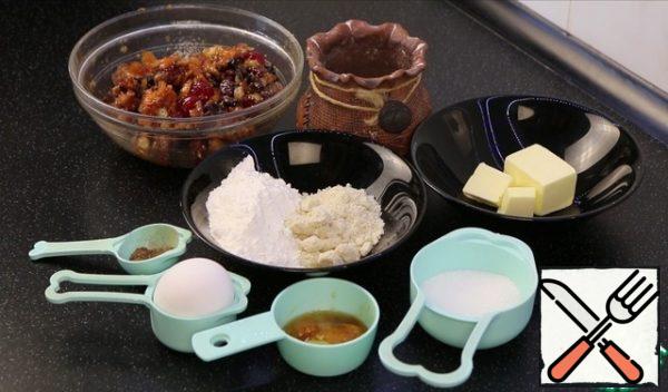 he weight of dried fruits and candied fruits is indicated already soaked in syrup. If dried fruits and candied fruits were soaked in pure alcohol, the amount of sugar in the test should be increased to 50 grams.
A mixture of any spices at will. I ground cinnamon, cardamom, star anise, cloves, and nutmeg in a coffee grinder.
Jam can be taken absolutely any. I had apricot.
All ingredients must be at room temperature.