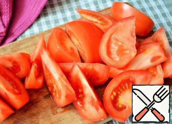 Wash the tomatoes, cut into pieces. Add to the pepper and garlic.